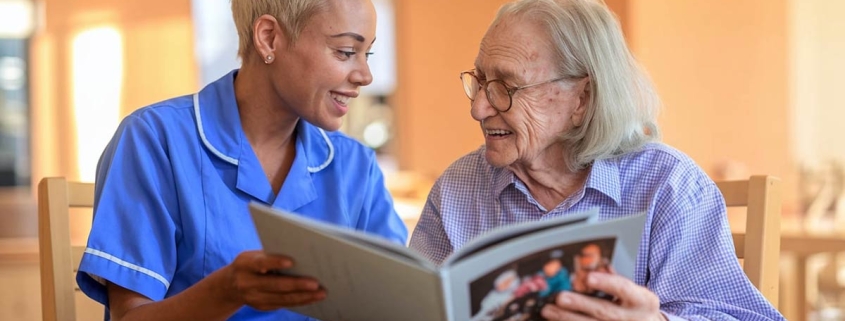 فواید بی‌شمار مطالعه برای سالمندان