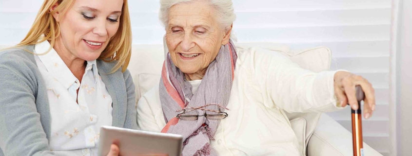 پرستاری سالمند در منزل برای سالمندان تنها و کم‌توان