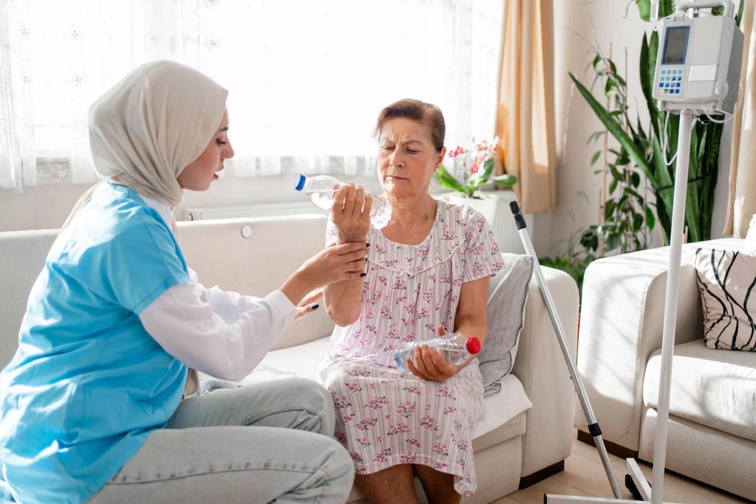 پرستاری سالمند در منزل برای سالمندان تنها و کم‌توان