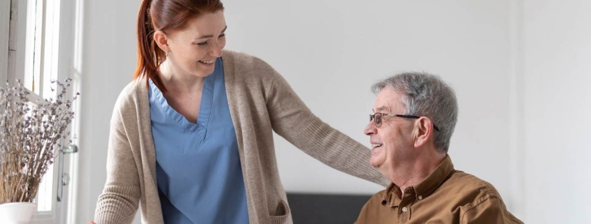 پرستاری سالمند شبانه‌روزی در منزل؛ شرایط و هزینه